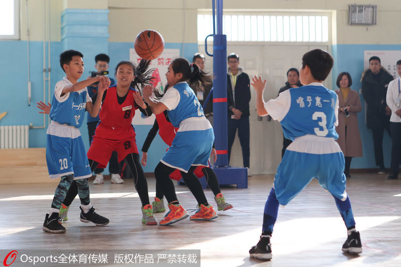 小球員們展示小籃球新玩法