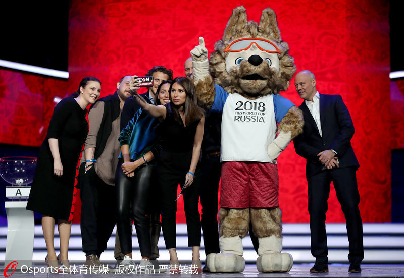 嘉賓與吉祥物合影