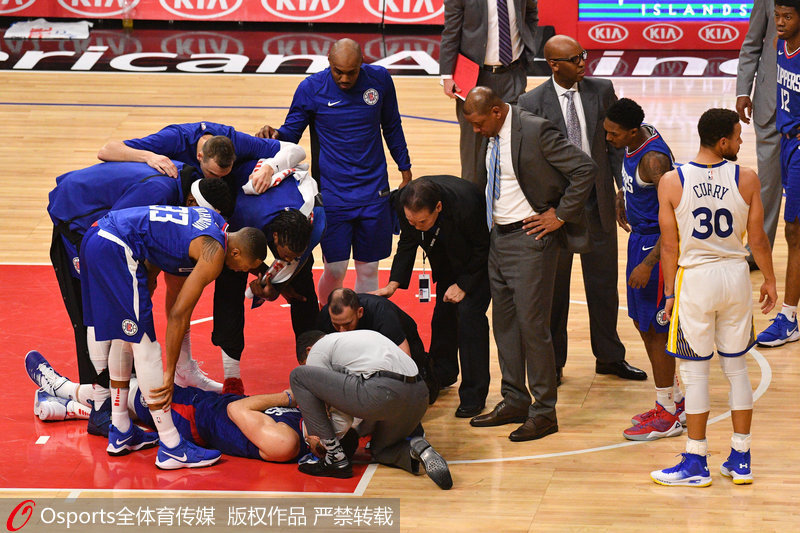 格裡芬受傷倒地