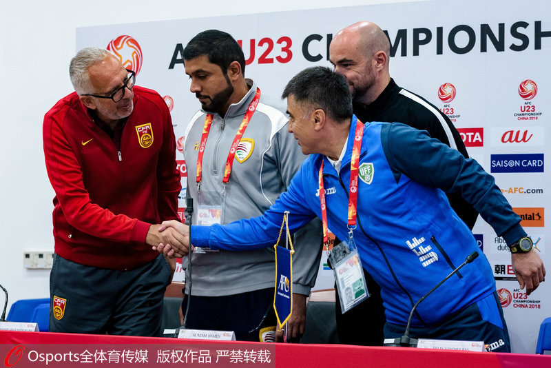 中國隊主帥馬達羅尼和A組其他教練相互握手致意