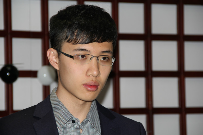 連笑表情嚴肅。曲江攝