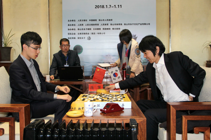 雙方賽后續復盤。曲江 攝