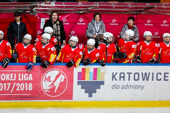 不断成长 中国U18波兰女冰世青赛成功保组