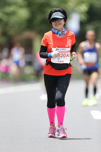 人民网副总裁唐维红获2017中国马拉松十大跑