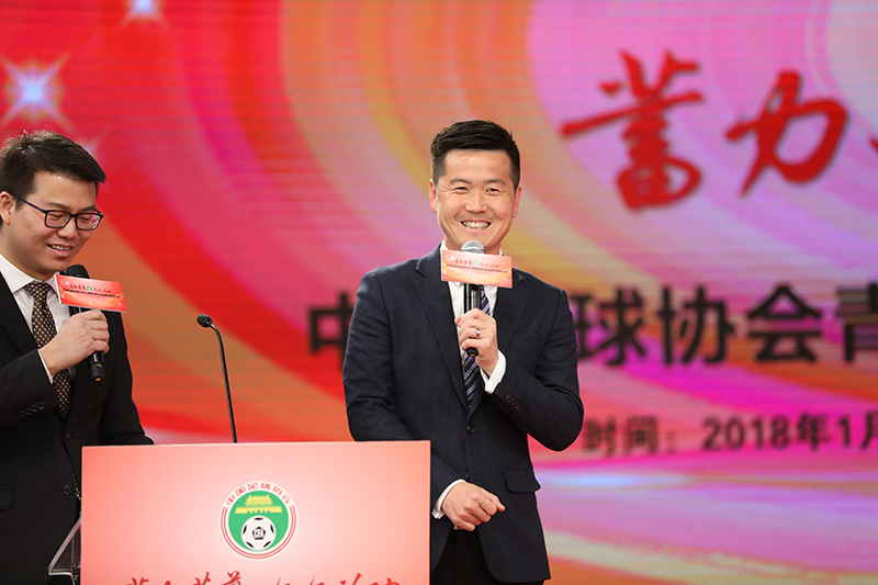 著名足球運動員肇俊哲在現場與主持人互動