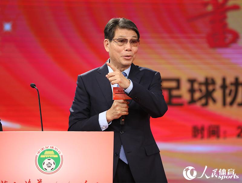 徐根寶現場發表對足球青訓的觀點。人民網 趙欣悅攝