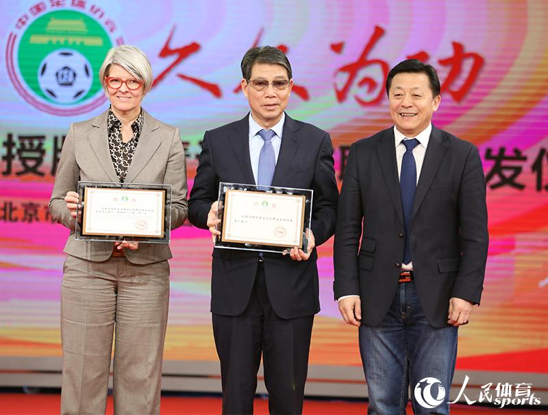 杜兆才（右一）為徐根寶（右二）、海斯特琳娜（左一）頒發青訓顧問聘書。人民網 趙欣悅攝