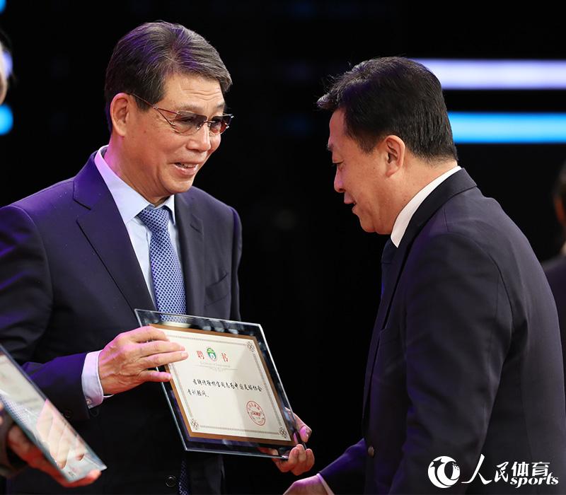 杜兆才為徐根寶頒發青訓顧問聘書。人民網 趙欣悅攝