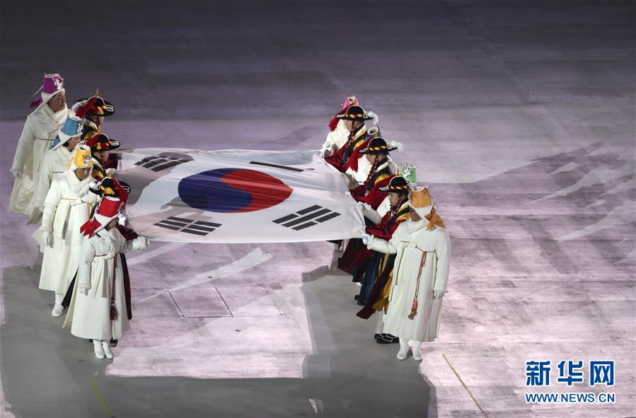  這是韓國旗手與護旗手進行交接。 新華社記者白雪飛攝