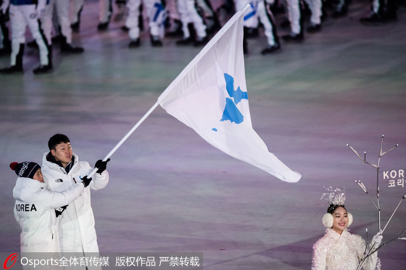 韓朝舉半島旗共同入場。