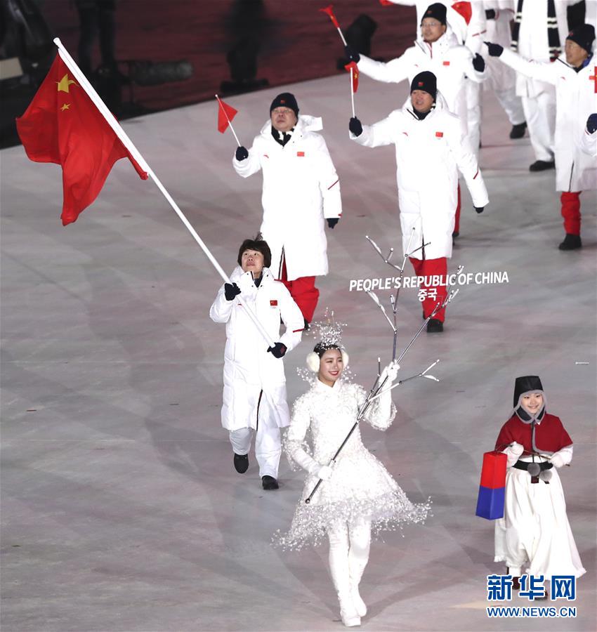 中國代表團入場。