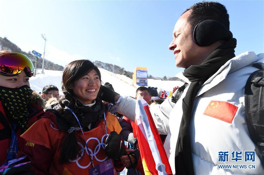 2月13日，中國選手劉佳宇（前中）在比賽后接受祝賀。