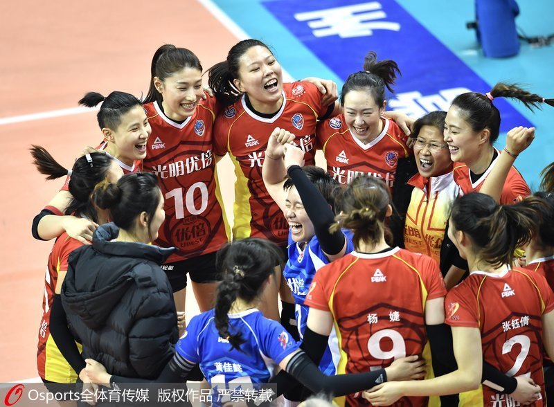 上海女排熱烈慶祝勝利
