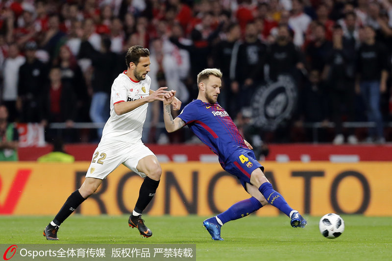 巴斯克斯（左）追防拉基蒂奇