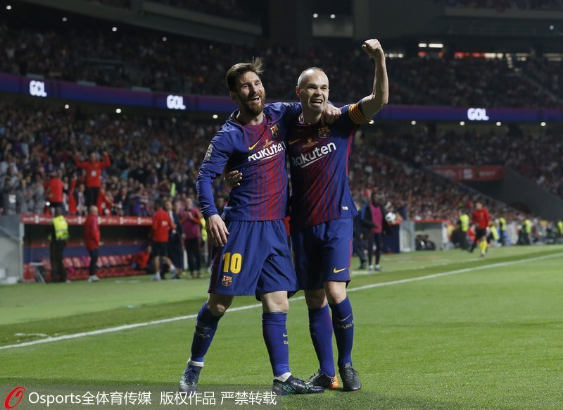 梅西（左）與伊涅斯塔擁抱慶祝進球