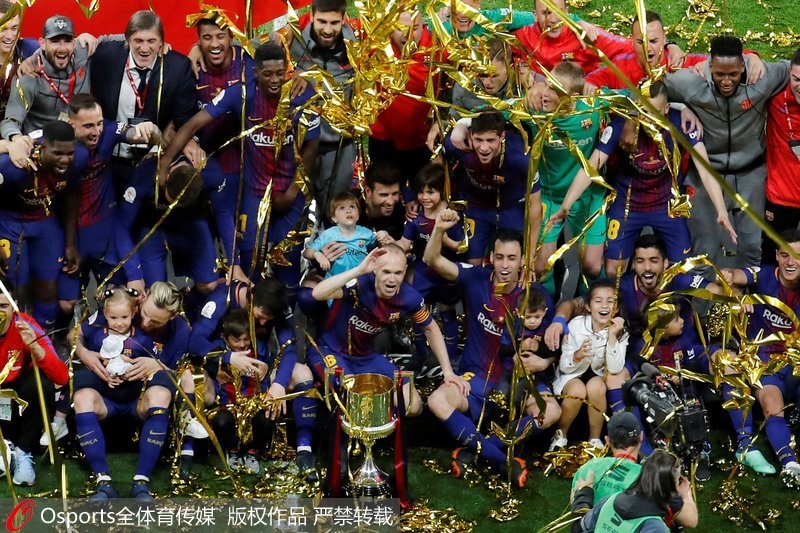 巴薩賽后全隊慶祝奪冠