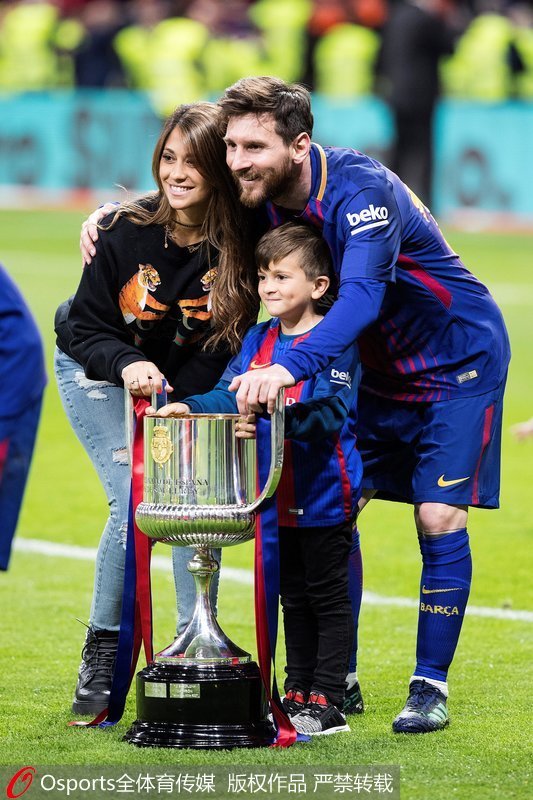 賽后，梅西和家人與國王杯一起合影