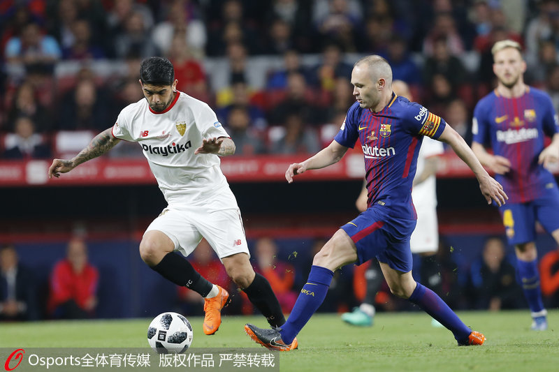 伊涅斯塔（右）攔截對手