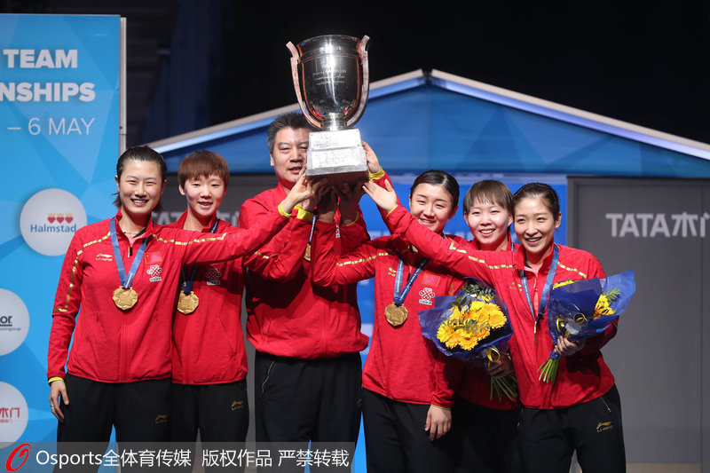 中國女隊捧起考比倫杯