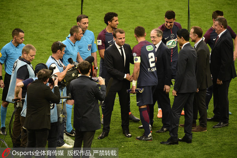 賽前，法國總統馬克龍與巴黎隊員握手致意。