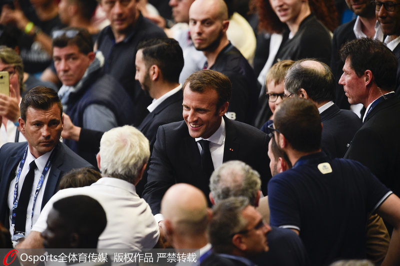 法國總統馬克龍與球迷握手。