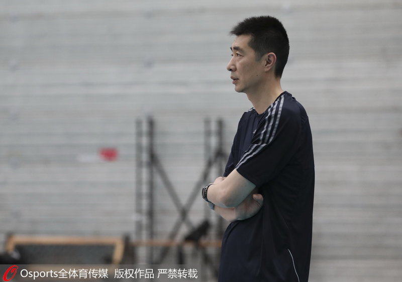 安家杰表情嚴肅