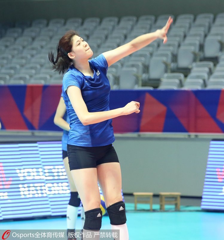 天津小將李盈瑩練習發球