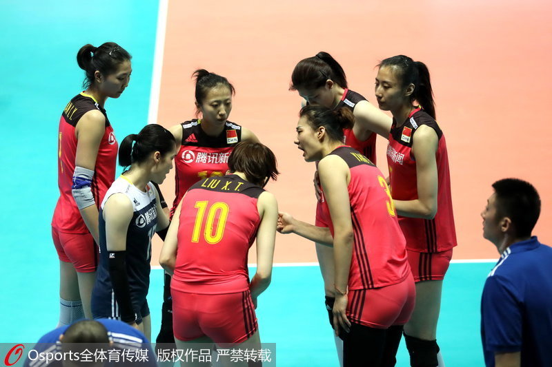 中國女排隊員相互鼓勵中
