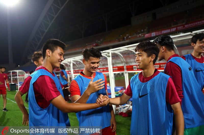 中國隊替補席慶祝勝利