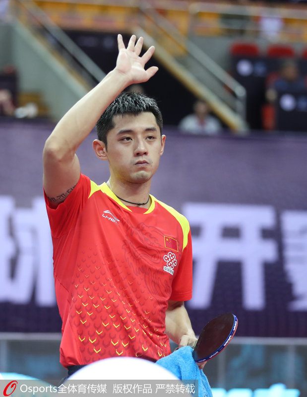 張繼科揮手致意