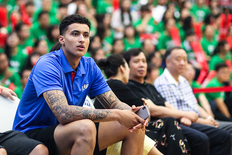 凱爾-庫茲瑪在場邊觀賽