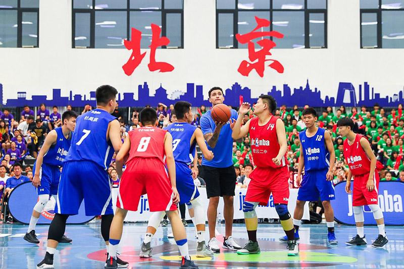 決賽開場凱爾-庫茲瑪進行跳球