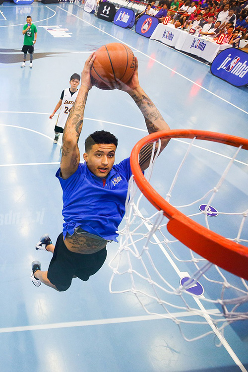 凱爾-庫茲瑪在中場游戲中和小球員配合實現暴扣