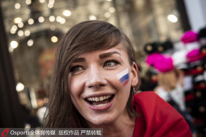 俄羅斯球迷面部彩繪國旗