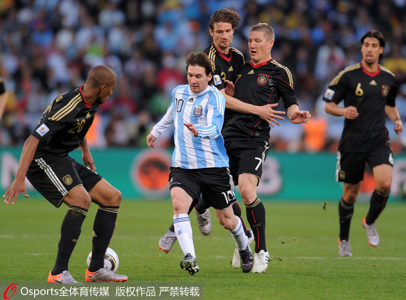 2010年南非世界杯1/4決賽，梅西奮力拼搶，但最終阿根廷0：4負德國