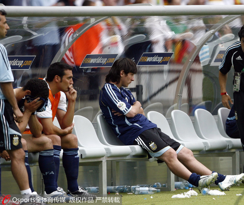 2006德國世界杯1/4決賽，阿根廷3：5（點球）負德國，梅西失落