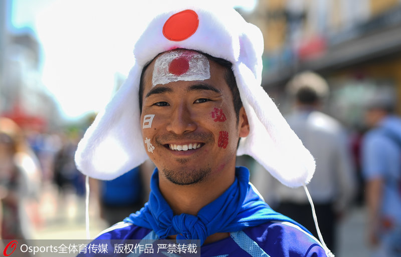 日本球迷露出美好笑容