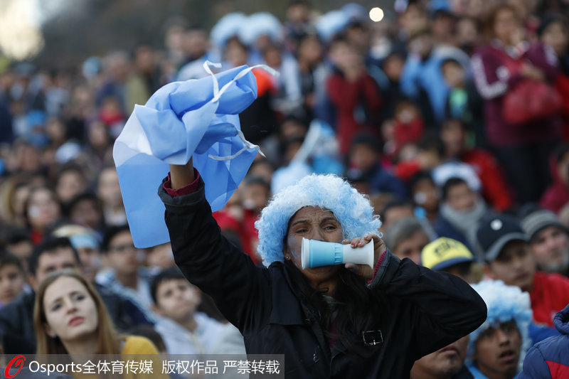 阿根廷球迷在布宜諾斯艾利斯街頭慶祝球隊勝利