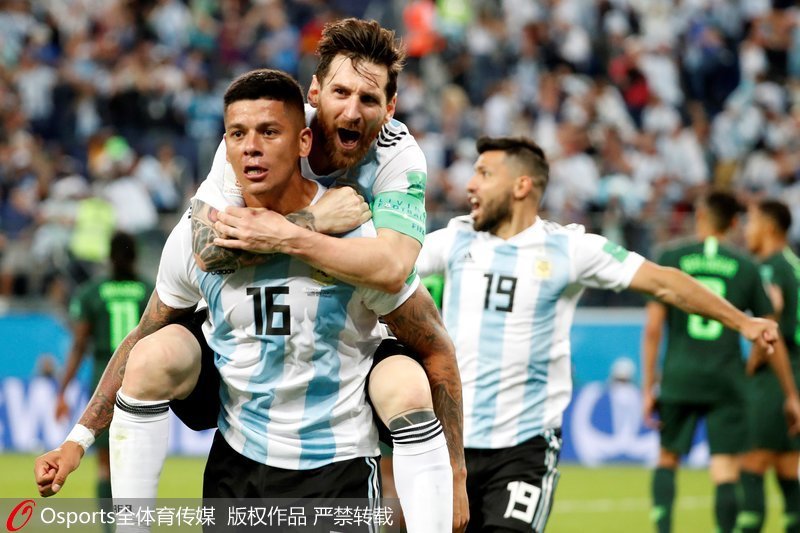 羅霍打進絕殺制勝球后，梅西激動地跳到羅霍背上慶祝進球。
