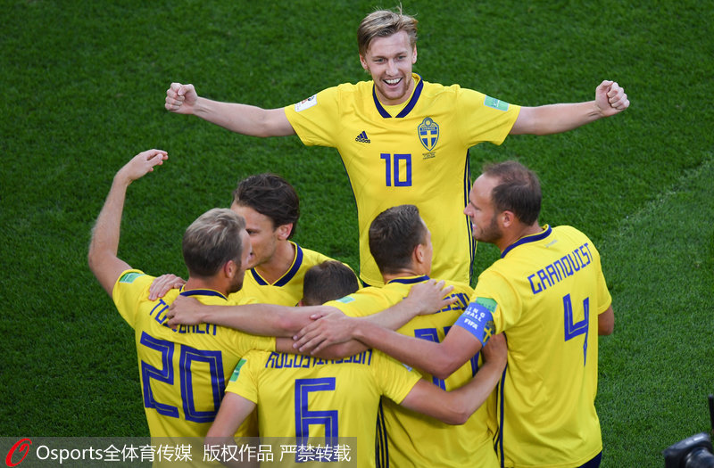 瑞典隊員慶祝勝利