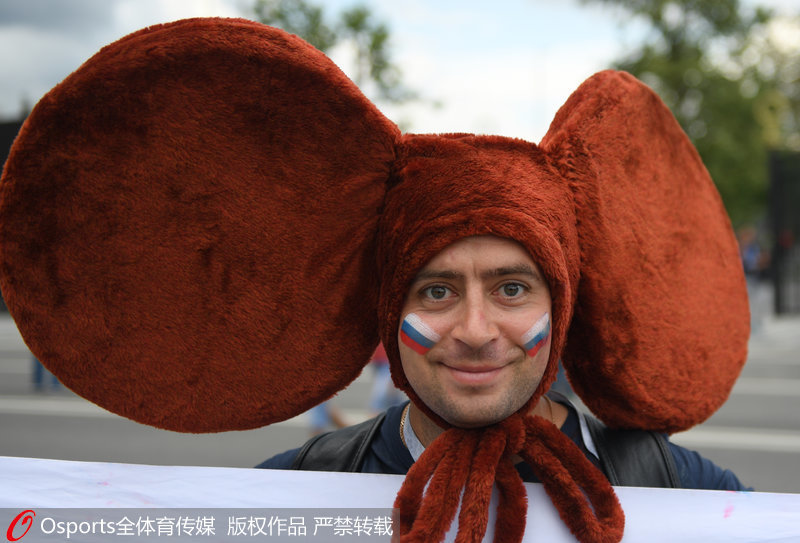 俄羅斯球迷戴米老鼠頭套