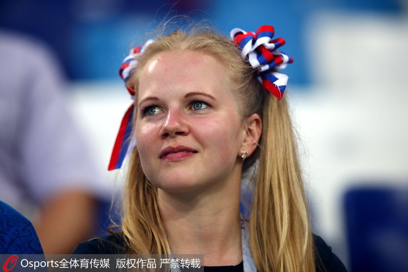 美女球迷准備觀看比賽