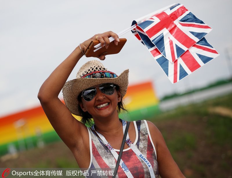 球迷揮英國旗幟高興觀看比賽
