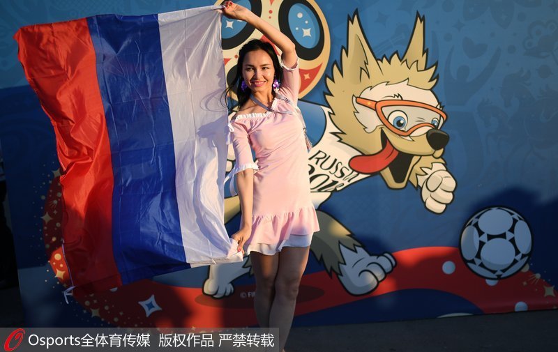 美女球迷飄揚俄羅斯旗幟