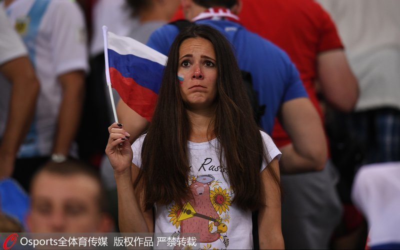 俄羅斯球迷手舉國旗臉帶失落