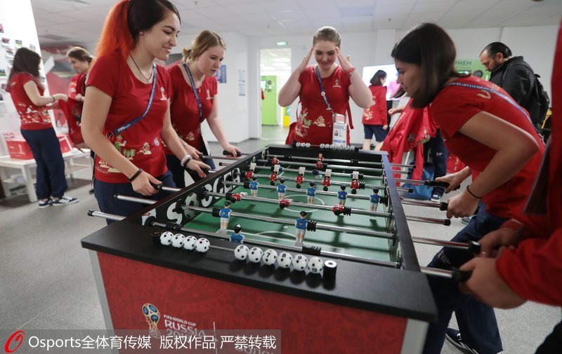 志願者在盧日尼基體育場附近志願者中心玩耍