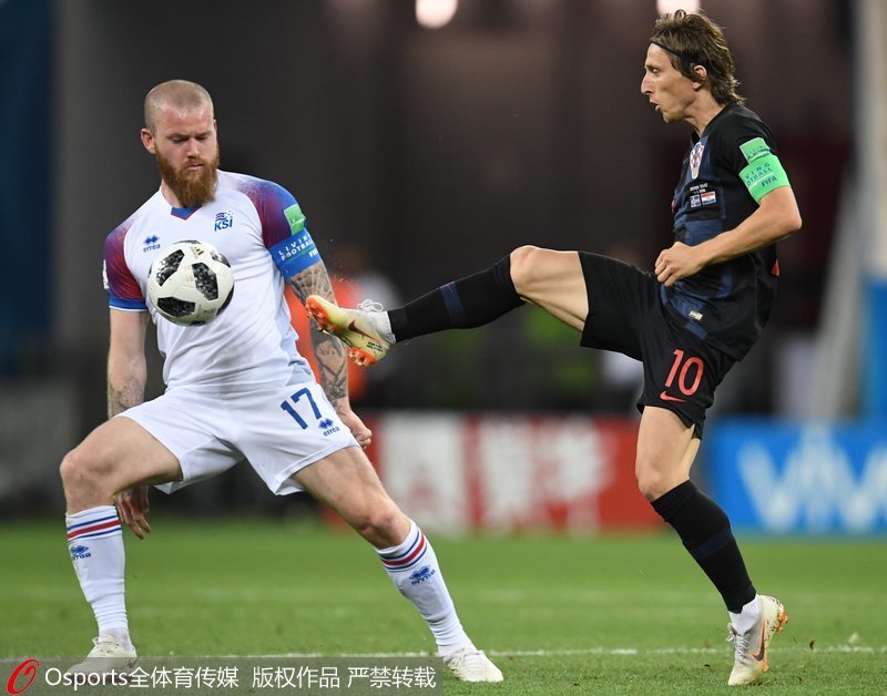 第三場克羅地亞2：1戰勝冰島隊，圖為貢納爾鬆（左）在防守莫德裡奇（右）