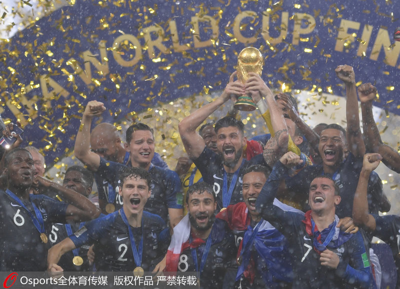 法國隊在雨中捧起大力神杯