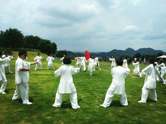 人們在美麗鄉村練習太極拳