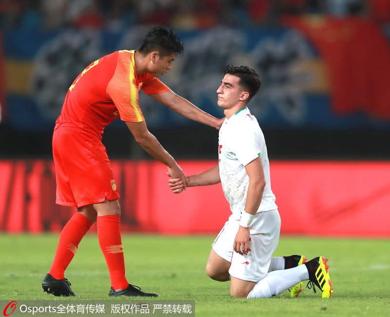 中國隊隊員與伊朗隊隊員握手